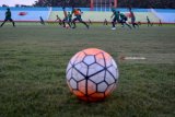 Sejumlah pemain Timnas U-16 mengikuti latihan ketahanan fisik di Stadion Gelora Delta, Sidoarjo, Jawa Timur, Kamis (21/6). Sebanyak 27 peserta yang lolos seleksi Timnas U-16 mengikuti latihan jelang berlangsungnya AFF U-16 pada 29 Juli hingga 11 Agustus 2018 di Sidoarjo. Antara Jatim/Umarul Faruq/zk/18