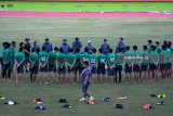 Sejumlah pemain Timnas U-16 mengikuti latihan ketahanan fisik di Stadion Gelora Delta, Sidoarjo, Jawa Timur, Kamis (21/6). Sebanyak 27 peserta yang lolos seleksi Timnas U-16 mengikuti latihan jelang berlangsungnya AFF U-16 pada 29 Juli hingga 11 Agustus 2018 di Sidoarjo. Antara Jatim/Umarul Faruq/zk/18