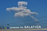 Gunung Merapi mengeluarkan letusan freatik terlihat dari Gerbang Tol Salatiga di Jawa Tengah, Jumat (1/6/2018). Berdasarkan keterangan Balai Penyelidikan dan Pengembangan Teknologi Kebencanaan Geologi (BPPTKG), letusan Gunung Merapi terjadi pada pukul 08.20 WIB selama 20 menit dengan tinggi kolom 6.000 meter ke arah barat laut teramati dari PGM Jrakah. (ANTARA /Widodo S Jusuf) 