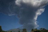 Gunung Merapi mengeluarkan material vulkanis saat terjadi letusan freatik terlihat dari Cepogo, Boyolali, Jawa Tengah, Jumat (1/6/2018). Gunung Merapi kembali mengalami letusan freatik pada pukul 08:20 WIB selama durasi dua menit dengan kolom letusan 6.000 meter yang teramati dari pos pemantauan Jrakah. Status Gunung Merapi masih tetap pada level II atau waspada. (ANTARA /Mohammad Ayudha) 