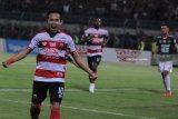 Pesepak bola Madura United FC (MU) Slamet Nurcahyo (kiri) melakukan selebrasi usai mencetak gol ke gawang Bali United dalam Gojek Liga 1 di Stadion Gelora Bangkalan (SGB) Bangkalan, Jawa Timur, Minggu (3/6). Laga tersebut berakhir imbang 2-2. Antara Jatim/Saiful Bahri/zk/18
