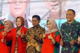 Menteri Sosial Idrus Marham (tiga kiri), Rektor Universitas Hasanuddin Dwia Aries Tina Pulubuhu (dua kiri) dan Pangdam XIV Hasanuddin, Mayjen TNI Agus Surya Bakti (kanan) berfoto bersama mahasiswa yang akan berangkat Kuliah Kerja Nyata (KKN) Tematik di GOR Kampus Unhas, Makassar, Sulawesi Selatan (28/6/2018). Sebanyak 4.500 orang mahasiswa KKN angkatan 99 resmi dilepas ke sejumlah mitra kampus di beberapa kabupaten, daerah perbatasan, serta wilayah Papua Agats dan Asmat, hingga ke beberapa negara asia sebagai bagian dari tema KKN 'Dedikasi Tanpa Batas'. (ANTARA /Darwin Fatir) 