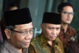 Anggota Dewan Pengarah Badan Pembinaan Ideologi Pancasila (BPIP) Mahfud MD (kiri) didampingi Ketua KPK Agus Rahardjo (tengah) dan juru bicara KPK Febri Diansyah (kanan) menjawab pertanyaan wartawan di Gedung KPK, Jakarta, Senin (25/6/2018). Kedatangan Mahfud MD ke KPK untuk memenuhi undangan halal bihalal Idul Fitri serta menjadi pembicara mengenai wawasan beragama dan kebangsaan. (ANTARA /Akbar Nugroho Gumay)