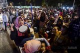 Warga melakukan takbir keliling di Jalan Asia Afrika, Bandung, Kamis (14/6) malam. Meskipun terdapat larangan takbir keliling oleh Pemerintah Kota Bandung, warga tetap antusias dalam menyambut Hari Raya Idulfitri 1439 H. ANTARA JABAR/Raisan Al Farisi/agr/18