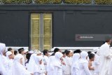 Sejumlah pelajar SD Muhammadiyah 6 Surabaya melakukan Tawaf mengelilingi replika Kabah saat mengikuti  manasik haji di Surabaya, Jawa Timur, (4/6). Kegiatan itu bertujuan untuk memberikan pengetahuan tentang Rukun Islam Ke-5 sejak dini. Antara jatim/Didik Suhartono/zk/18