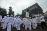 Sejumlah pelajar SD Muhammadiyah 6 Surabaya melakukan Tawaf mengelilingi replika Kabah saat mengikuti  manasik haji di Surabaya, Jawa Timur, (4/6). Kegiatan itu bertujuan untuk memberikan pengetahuan tentang Rukun Islam Ke-5 sejak dini. Antara jatim/Didik Suhartono/zk/18