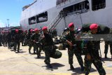 Prajurit Marinir yang tergabung dalam Satgas Rimpac 2018 melakukan debarkasi di Pelabuhan Pearl Harbor, Hawaii, Amerika Serikat, Rabu (27/6). Marinir dan Kopaska berangkat menuju Marin Corps Base Hawaii (MCBH) untuk bergabung bersama prajurit Negara lain guna mengikuti materi penyamaan persepsi.Antara jatim/Budi Candra Setya/zk/18.