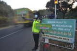 Anggota Polwan Lalu Lintas Polres Tasikmalaya Kota mengatur arus balik pemudik di Lingkar Gentong, Kabupaten Tasikmalaya, Jawa Barat, Senin (18/6). Untuk mengurai kepadatan serta kemacetan saat H+3 arus balik Lebaran Polres Tasikmalaya kota memberlakukan sistem satu arah atau one way. ANTARA JABAR/Adeng Bustomi/agr/18.