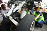 Menteri Perhubungan Budi Karya Sumadi (kanan) mendapat penjelasan dari tekhnisi pesawat tentang kondisi roda pesawat saat melakukan pengecekan kelaikan pesawat (rampchek) disela peninjauan kesiapan mudik jalur udara di Bandara Soekarno Hatta, Tangerang, Banten, Minggu (3/6/2018). Untuk musim mudik tahun ini dengan menggunakan pesawat, khususnya di Bandara Soetta PT. Angkasa Pura II selaku pengelola bandara Soetta sudah mendapatkan permintaan penerbangan tambahan atau extra flight sebanyak 1.681 penerbangan untuk domestik dan 35 penerbangan Internasional. (ANTARA FOTO/Muhammad Iqbal)