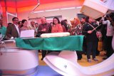 Menteri Kesehatan Nila F Moeloek (dua kiri) didampingi Gubernur Sumatra Selatan Alex Noerdin (tiga kiri), Anggota DPR Wasista Bambang Utoyo (kiri) beserta rombongan saat meninjau fasilitas Cath Lab pada peresmian Rumah Sakit Umum Daerah Sumatra Selatan (RSUD Sumsel) di Palembang, Sumsel, Sabtu (23/6/2018). RSUD Sumsel yang akan menjadi Rumah sakit rujukan dengan standar internasional ini terdiri dari 10 lantai dan dilengkapi dengan peralatan kesehatan canggih. (ANTARA FOTO/Feny Selly)