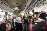 Direktur Utama Bio Farma M. Rahman Roestan (tengah) berbincang dengan peserta mudik sebelum melepas bus mudik bareng BUMN di Bandung, Jawa Barat, Jumat (8/6). Bio Farma memberangkatkan sebanyak 1000 pemudik yang diberangkatkan dengan menggunakan armada bus sebanyak 22 unit dengan tujuan ke 17 kota di pulau Jawa. ANTARA JABAR/M Agung Rajasa/agr/18.
