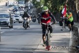 Pemudik Warisno mendorong sepeda saat tanjakan di kawasan Nagreg, Kabupaten Bandung, Jawa Barat, Selasa (12/6). Warisno yang berdomisili di Bandung memilih mudik ke kampung halaman di Kebumen menggunakan sepeda onthel yang memerlukan waktu tempuh dua hari. ANTARA JABAR/M Agung Rajasa/agr/18.
