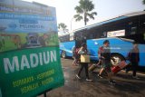 Sejumlah calon penumpang berjalan menuju bus untuk mengikuti Mudik Gratis bersama Pelindo III di Surabaya, Jawa Timur, Senin (11/6). Pelindo III menyediakan sebanyak 14.000 tiket mudik gratis menggunakan bus bagi penumpang kapal yang hendak melanjutkan perjalanan menuju kota-kota di Jawa Timur seperti Jember, Madiun, Trenggalek, Cepu dan Blitar serta kota-kota di Jawa Tengah seperti Yogyakarta, Rembang, Wonosobo, Purworejo, Solo, Purwodadi dan Tegal. Antara jatim/Moch Asim/zk/18