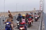 Pengendara motor melintasi Jembatan Suramadu, Surabaya, Jawa Timur, Rabu (13/6). Pada H-2 Lebaran, jembatan penghubung antara Pulau Jawa dengan Pulau Madura mulai dipadati kendaraan khususnya pengendara motor yang menuju ke Pulau Madura. Antara Jatim/Zabur Karuru/18