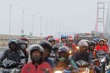 Pengendara motor melintasi Jembatan Suramadu, Surabaya, Jawa Timur, Rabu (13/6). Pada H-2 Lebaran, jembatan penghubung antara Pulau Jawa dengan Pulau Madura mulai dipadati kendaraan khususnya pengendara motor yang menuju ke Pulau Madura. Antara Jatim/Zabur Karuru/18
