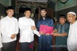 Ketua DKM masjid Nurul Falah H I Wayan Sukerta (dua kiri) saat menyerahkan sumbangan yang terkumpul dari para jamaah sebesar Rp21,2 juta kepada Imam masjid dari Palestina, Syekh Syakir Awda (tengah), di Masjid Nurul Falah, Kompleks Perumahan Balitro-Bumi Menteng Asri (BMA), Kelurahan Menteng, Kecamatan Bogor Barat, Kota Bogor, Provinsi Jawa Barat.  (Megapolitan.Antaranews.Com/Fofo: M.Tohamaksun). 