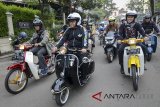 Gubernur Jawa Barat Ahmad Heryawan (tengah) bersama Pendiri Komunitas Pemuda Hijrah Hanan Attaki (kiri) mengendarai kendaraan antik saat acara ngabuburide 2018 di Bandung, Jawa Barat, Minggu (3/6). Ngabuburide yang diprakarsai oleh komunitas pemuda hijrah tersebut diikuti berbagai komunitas motor di Kota Bandung dan ditujukan untuk mengisi waktu yang positif sebelum berbuka puasa. ANTARA JABAR/Raisan Al Farisi/agr/18