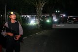 Polisi berjaga di depan rumah dinas Walikota Blitar saat sejumlah penyidik KPK melakukan penggeledahan di Kota Blitar, Jawa Timur, Kamis (7/6) dini hari. Pasca melakukan operasi tangkap tangan (OTT) terhadap lima orang Rabu (6/6) malam, penyidik KPK melakukan pemeriksaan intensif di Mapolres Blitar Kota serta menggeledah rumah dinas walikota blitar. Antara Jatim/Irfan Anshori/zk/18