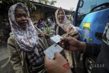 Petugas Dinas Kependudukan Dan Pencatatan Sipil Kota Bandung memeriksa dokumen kependudukan berupa KTP penumpang yang baru tiba di Terminal Cicaheum, Bandung, Jawa Barat, Jumat (22/6). Pemeriksaan tersebut dilakukan guna mendata warga yang keluar maupun masuk ke Kota Kembang pasca Idulfitri 1439 H. ANTARA JABAR/Raisan Al Farisi/agr/18