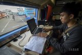 Petugas Dinas Kependudukan Dan Pencatatan Sipil Kota Bandung memeriksa dokumen kependudukan berupa kartu keluarga penumpang yang baru tiba di Terminal Cicaheum, Bandung, Jawa Barat, Jumat (22/6). Pemeriksaan tersebut dilakukan guna mendata warga yang keluar maupun masuk ke Kota Kembang pasca Idulfitri 1439 H. ANTARA JABAR/Raisan Al Farisi/agr/18