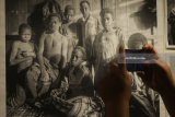 Pengunjung melihat foto karya Arif Furqan yang dipajang dalam pameran foto bertajuk 