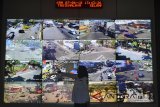 Petugas Dinas Perhubungan (Dishub) Kota Tasikmalaya memantau titik keramaian melalui CCTV di Area Traffic Control Sistem (ATCS) Tasikmalaya, Jawa Barat, Kamis (7/6). Dishub Kota Tasikmalaya memasang 32 kamera CCTV yang tersebar di beberapa titik simpang jalan untuk memudahkan petugas memantau arus lalu lintas dan mengatasi kemacetan pada saat arus mudik dan arus balik Lebaran 2018. ANTARA FOTO/adeng Bustomi/18