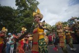 Sejumlah seniman menampilkan Tari Legong Kraton dalam parade pembukaan Pesta Kesenian Bali ke-40 di Denpasar, Bali, Sabtu (23/6). Festival tahunan di bidang seni budaya tersebut akan berlangsung 23 Juni-21 Juli 2018 dengan menampilkan 271 kelompok kesenian yang melibatkan sekitar 15 ribu seniman termasuk dari sejumlah daerah di Indonesia dan peserta negara asing. Antaranews Bali/Nyoman Budhiana/2018.