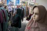 Warga memilih beragam pakaian yang dijual di Pasar Murah Pengendalian Inflasi Jabar 1439 H di Area Parkir Stasiun Kiaracondong, Bandung, Jawa Barat, Senin (4/6). Pasar murah yang digelar oleh Pemerintah Provinsi Jawa Barat bekerja sama dengan Bank Indonesia menyediakan beragam kebutuhan di Bulan Ramadan dan menjelang Idulfitri 1439 H serta bertujuan untuk mengendalikan inflasi di Jawa Barat. ANTARA JABAR/Novrian Arbi/agr/18