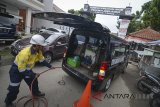 Petugas PLN melakukan pengecekan kabel Tegangan Menengah (TM) bawah tanah menggunakan mobil deteksi di kantor Komisi Pemilihan Umum (KPU) Provinsi Jawa Barat, Bandung, Senin (25/6). Untuk menjamin pasokan listrik saat pelaksanaan Pilkada serentak pada 27 Juni mendatang, PLN distribusi Jawa Barat menyiagakan 2.633 petugas, 99 unit genset, 18 unit mobil crane, 101 unit gardu bergerak, 9 unit mobil deteksi dan 4 unit mobil deteksi portabel di 29 Kabupaten/Kota yang ada di Jawa Barat. ANTARA JABAR/Raisan Al Farisi/agr/18