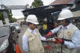 Petugas PLN melakukan pengecekan kabel Tegangan Menengah (TM) bawah tanah menggunakan mobil deteksi di kantor Komisi Pemilihan Umum (KPU) Provinsi Jawa Barat, Bandung, Senin (25/6). Untuk menjamin pasokan listrik saat pelaksanaan Pilkada serentak pada 27 Juni mendatang, PLN distribusi Jawa Barat menyiagakan 2.633 petugas, 99 unit genset, 18 unit mobil crane, 101 unit gardu bergerak, 9 unit mobil deteksi dan 4 unit mobil deteksi portabel di 29 Kabupaten/Kota yang ada di Jawa Barat. ANTARA JABAR/Raisan Al Farisi/agr/18