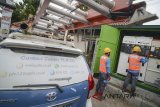 Petugas PLN melakukan pengecekan kabel Tegangan Menengah (TM) bawah tanah menggunakan mobil deteksi di kantor Komisi Pemilihan Umum (KPU) Provinsi Jawa Barat, Bandung, Senin (25/6). Untuk menjamin pasokan listrik saat pelaksanaan Pilkada serentak pada 27 Juni mendatang, PLN distribusi Jawa Barat menyiagakan 2.633 petugas, 99 unit genset, 18 unit mobil crane, 101 unit gardu bergerak, 9 unit mobil deteksi dan 4 unit mobil deteksi portabel di 29 Kabupaten/Kota yang ada di Jawa Barat. ANTARA JABAR/Raisan Al Farisi/agr/18