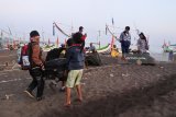 Pemudik mengangkut barang di pinggir Pelabuhan Jangkar, Situbondo, Jawa Timur, Sabtu (9/6). Sejumlah pemudik terpaksa menggunakan Perahu Layar Motor karena kehabisan tiket kapal feri tujuan Pulau Raas, Kalianget Sumenep. Antara Jatim/Seno/18.