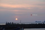 Warga ngabubuit di Pelabuhan Kalbut, Situbondo, Jawa Timur, Jumat (8/6). Setiap sore sejumlah warga menunggu datangnya waktu berbuka puasa dengan memancing dan piknik di dermaga pelabuhan itu. Antara Jatim/Seno/18.