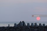 Warga ngabubuit di Pelabuhan Kalbut, Situbondo, Jawa Timur, Jumat (8/6). Setiap sore sejumlah warga menunggu datangnya waktu berbuka puasa dengan memancing dan piknik di dermaga pelabuhan itu. Antara Jatim/Seno/18.