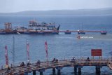 Pemudik berada di atas kapal yang akan sandar di Pelabuhan Ketapang, Banyuwangi, Jawa Timur, Senin (11/6). Pemudik dari Pelabuhan Gilimanuk, Bali menuju Pelabuhan Ketapang, Banyuwangi mulai meningkat untuk penumpang, kendaraan roda dua dan kendaraan roda empat. Antara Jatim/Seno/zk/18. 