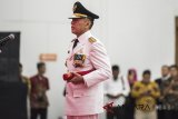 Penjabat Gubernur Jawa Barat Komjen Pol M. Iriawan mengikuti prosesi pelantikan Penjabat Gubernur Jabar di Gedung Merdeka, Bandung, Jawa Barat, Senin (18/6). Kementerian Dalam Negeri menunjuk Sekretaris Utama Lembaga Ketahanan Nasional (Lemhannas) M Iriawan sebagai Penjabat Gubernur Jawa Barat. ANTARA JABAR/M Agung Rajasa/agr/18
