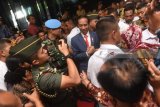 Presiden Joko Widodo (tengah) menyapa para pelaku UMKM seuasai peluncuran aturan penurunan tarif Pajak Penghasilan Final 0,5 persen bagi UMKM di Surabaya, Jawa Timur, Jumat (22/6). Kebijakan tersebut bertujuan untuk mendorong pelaku UMM agar lebih ikut berperan aktif dalam kegiatan ekonomi formal serta meningkatkan ketahanan ekonomi Indonesia. Antara Jatim/Zabur Karuru/18