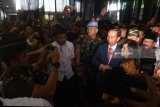 Presiden Joko Widodo (ketiga kanan) menyapa para pelaku UMKM seuasai peluncuran aturan penurunan tarif Pajak Penghasilan Final 0,5 persen bagi UMKM di Surabaya, Jawa Timur, Jumat (22/6). Kebijakan tersebut bertujuan untuk mendorong pelaku UMM agar lebih ikut berperan aktif dalam kegiatan ekonomi formal serta meningkatkan ketahanan ekonomi Indonesia. Antara Jatim/Zabur Karuru/18