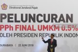 Presiden Joko Widodo menyampaikan arahannya saat peluncuran aturan penurunan tarif Pajak Penghasilan Final 0,5 persen bagi UMKM di Surabaya, Jawa Timur, Jumat (22/6). Kebijakan tersebut bertujuan untuk mendorong pelaku UMM agar lebih ikut berperan aktif dalam kegiatan ekonomi formal serta meningkatkan ketahanan ekonomi Indonesia. Antara Jatim/Zabur Karuru/18