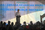 Presiden Joko Widodo menyampaikan sambutan saat peluncuran pembiayaan lembaga keuangan mikro untuk nelayan di Karangsong, Indramayu, Jawa Barat, Rabu (6/6). Presiden berharap pembiayaan Bank Mikro Nelayan itu bisa menjadi permodalan bagi nelayan untuk mengembangkan usaha. ANTARA JABAR/Dedhez Anggara/agr/18.