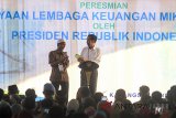 Presiden Joko Widodo berbincang dengan nelayan saat peluncuran pembiayaan lembaga keuangan mikro untuk nelayan di Karangsong, Indramayu, Jawa Barat, Rabu (6/6). Presiden berharap pembiayaan Bank Mikro Nelayan itu bisa menjadi permodalan bagi nelayan untuk mengembangkan usaha. ANTARA JABAR/Dedhez Anggara/agr/18.