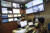 Petugas Dinas Perhubungan mengamati layar pantauan kamera CCTV arus mudik di ruang JTC Centre ( Jatim Transportation Control Centre) Dinas Perhubungan dan LLAJ Provinsi Jawa Timur, Surabaya, Senin (11/6). Sebanyak 76 titik telah terpasang CCTV untuk memantau arus lalu lintas dan mengatasi kemacetan pada arus mudik dan arus balik 2018. Antara jatim/M Risyal Hidayat/zk/18