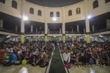 Ribuan mustahik menunggu pembagian zakat fitrah di Masjid Raya Provinsi Jawa Barat di Bandung, Kamis (14/6) malam. Masjid Raya Jawa Barat membagikan zakat fitrah kepada 3.000 mustahik pada malam menjelang Hari Raya Idulfitri 1439H. ANTARA JABAR/Raisan Al Farisi/agr/18