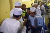 Sejumlah warga antre untuk mendapatkan zakat mal di kawasan Kalimas Madya Surabaya, Jawa Timur, Senin (11/6). Pembagian zakat mal yang dibagikan oleh seorang pengusaha biro perjalanan kepada 2.000 orang dengan nominal sekitar Rp100.000 hingga Rp200.000. Antara Jatim/M Risyal Hidayat/zk/18