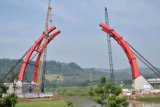 Pekerja menyelesaikan pembangunan Jembatan Kali Kuto di ruas Tol Batang-Semarang di Sambongsari, Weleri, Kabupaten Kendal, Jawa Tengah, Sabtu (2/6/2018). PT Jasamarga Semarang Batang lebih mengintensifkan pembangunan jembatan pelengkung baja pertama di Indonesia sepanjang 160 meter tersebut dengan mengerjakan selama 24 jam tiap hari agar target pengoperasian secara fungsional untuk arus mudik pada H-2 Lebaran dapat tercapai. (ANTARA FOTO/Aditya Pradana Putra)