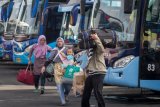 Penumpang bus mencari nomor bus pada pemberangkatan balik pemudik gratis 2018 Kementerian Perhubungan di Terminal Tirtonadi, Solo, Jawa Tengah, Jumat (22/6/2018). Terminal Tirtonadi Solo memberangkatkan 69 bus dengan 3.105 penumpang program balik mudik gratis dengan tujuan Jakarta. (ANTARA FOTO/Mohammad Ayudha)