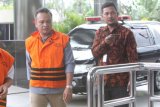 Mantan Direktur PT Murakabi Sejahtera yang juga keponakan Setya Novanto, Irvanto Hendra Pambudi (kiri), tiba untuk menjalani pemeriksaan di gedung KPK, Jakarta, Jumat (22/6/2018). Irvanto Hendra Pambudi menjalani pemeriksaan lanjutan oleh KPK sebagai tersangka kasus dugaan korupsi proyek pengadaan KTP elektronik. (ANTARA FOTO/ Reno Esnir) 