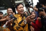 Mantan Ketua Fraksi Partai Demokrat M. Jafar Hafsah meninggalkan Gedung KPK usai menjalani pemeriksaan di Jakarta, Senin (25/6). Jafar Hafsah diperiksa terkait kasus dugaan korupsi KTP Elektronik. (ANTARA /Akbar Nugroho Gumay)