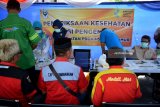 Sopir bus menjalani pemeriksaan kesehatan di terminal Bungurasih, Sidoarjo, Jawa Timur, Kamis (7/6). Pemeriksaan kesehatan tersebut merupakan upaya untuk mengantisipasi potensi kecelakaan dalam rangka memberikan kenyamanan dan keamanan bagi para pemudik Lebaran mendatang yang diakibatkan faktor pengemudi bus.Antara jatim/Umarul Faruq/zk/18