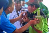 Sopir bus menjalani pemeriksaan kesehatan di terminal Bungurasih, Sidoarjo, Jawa Timur, Kamis (7/6). Pemeriksaan kesehatan tersebut merupakan upaya untuk mengantisipasi potensi kecelakaan dalam rangka memberikan kenyamanan dan keamanan bagi para pemudik Lebaran mendatang yang diakibatkan faktor pengemudi bus.Antara jatim/Umarul Faruq/zk/18